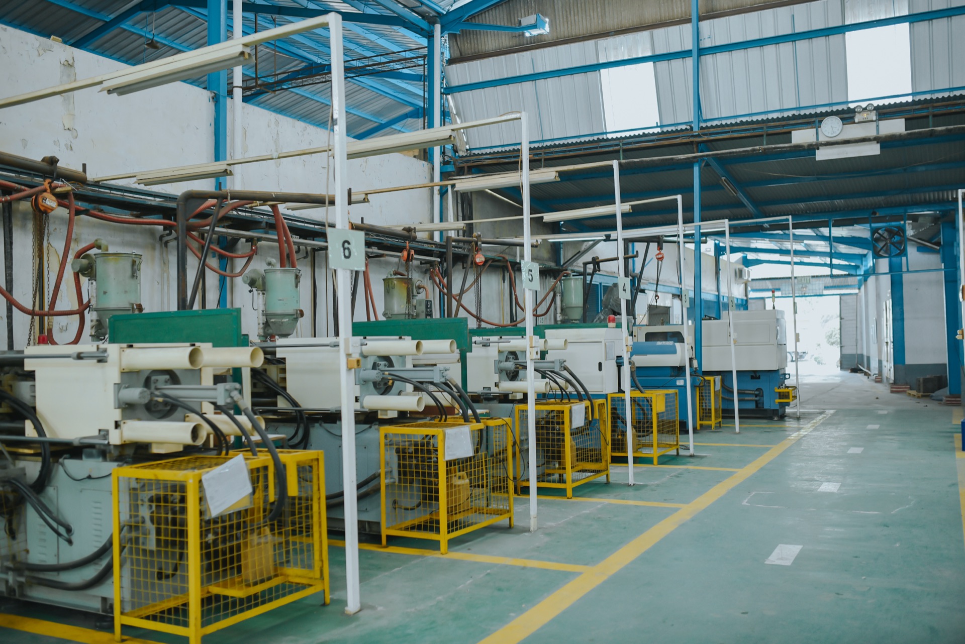 Deretan mesin injection plastik di pabrik PT. Winfaith